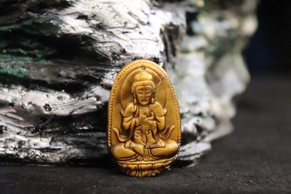 Phật Bản Mệnh (Tuổi Mùi, Tuổi Thân) - Như Lai Đại Nhật Bồ Tát Đá Thạch Anh Mắt Hổ Vàng - NLMH350
